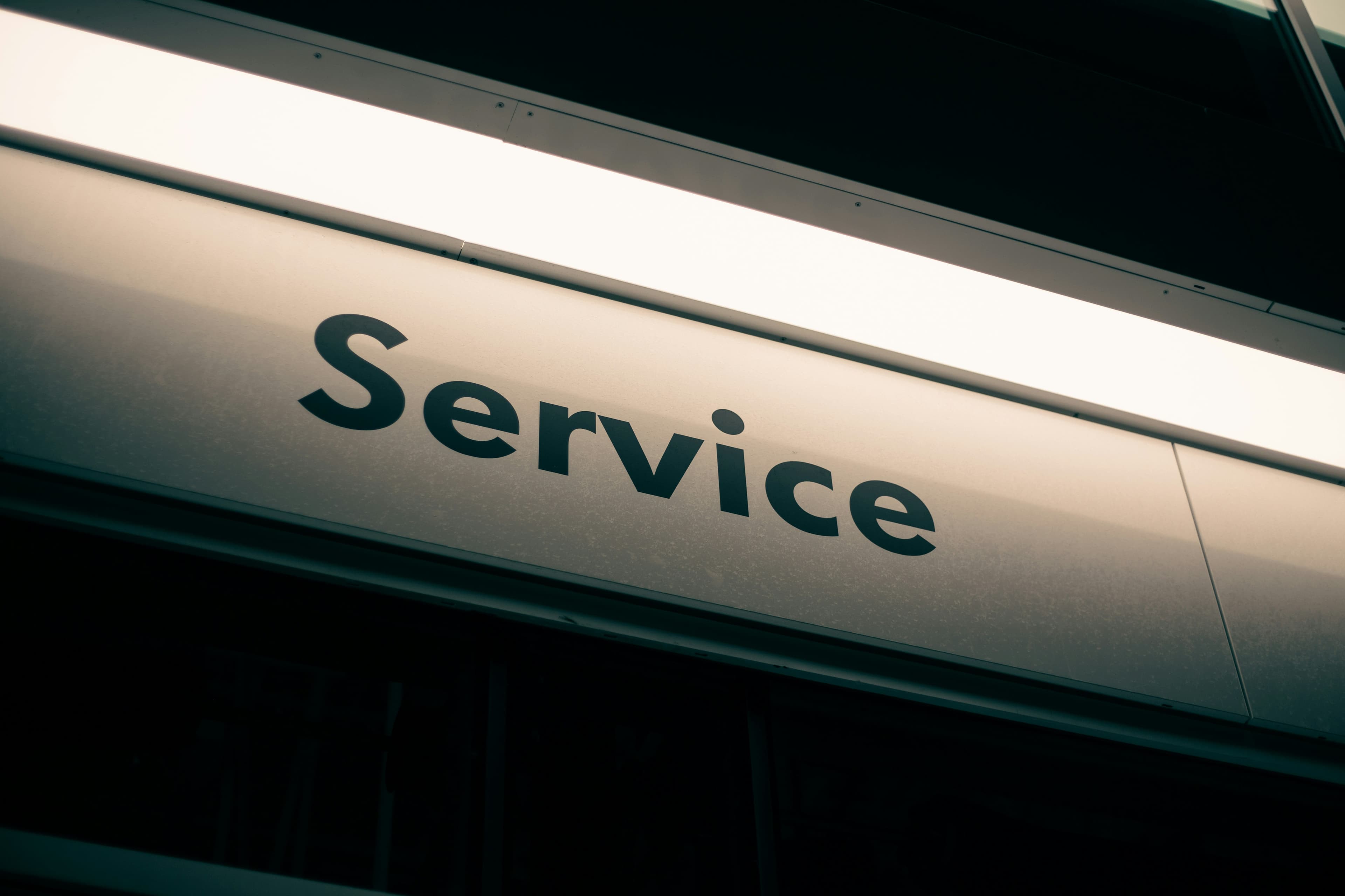 Zbliżenie na napis Service umieszczony na pojeździe serwisowym
