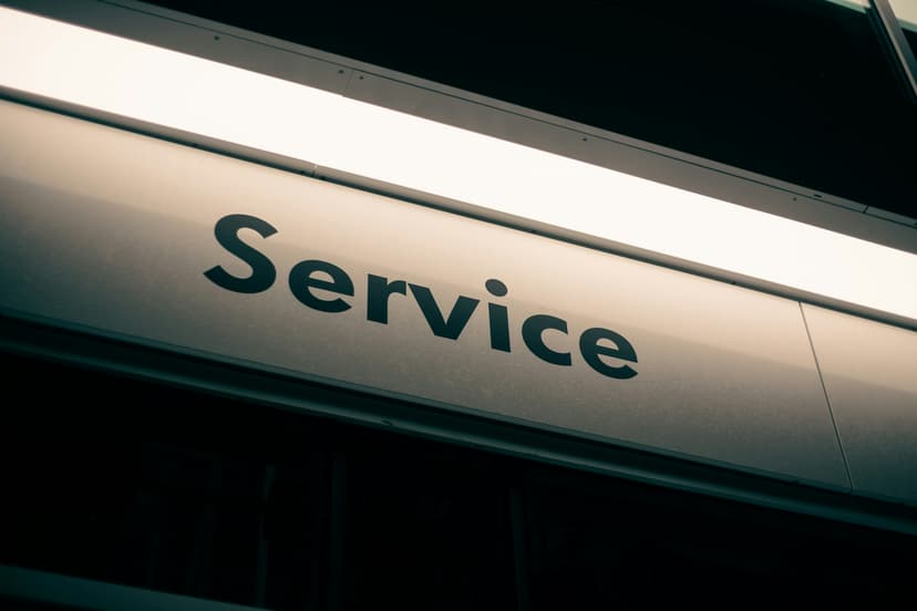Zbliżenie na napis Service umieszczony na pojeździe serwisowym