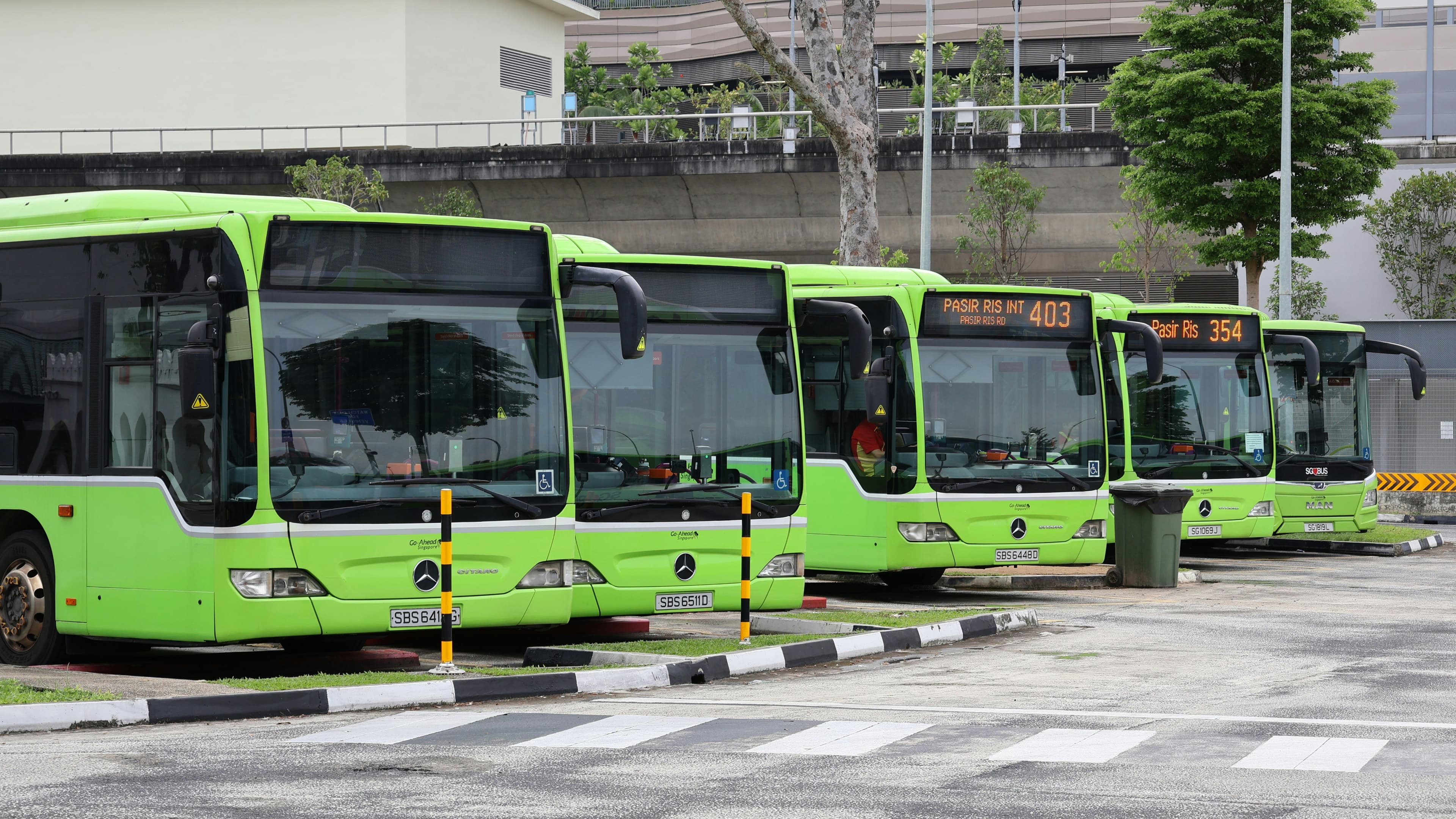 Flota autobusów miejskich zaparkowana w zajezdni 
